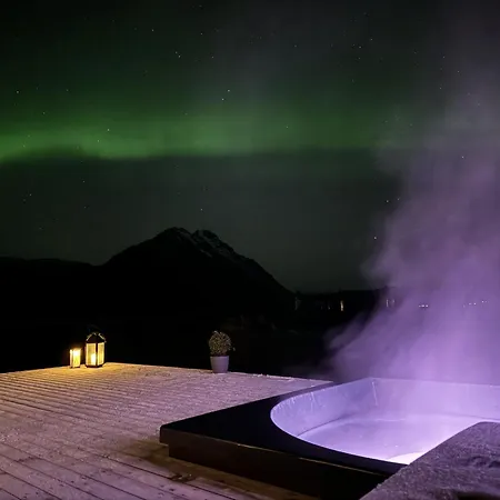 Lofoten Arctic - Sea View, Jacuzzi & Sauna