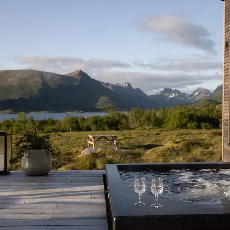 Lofoten Arctic - Sea View, Jacuzzi & Sauna