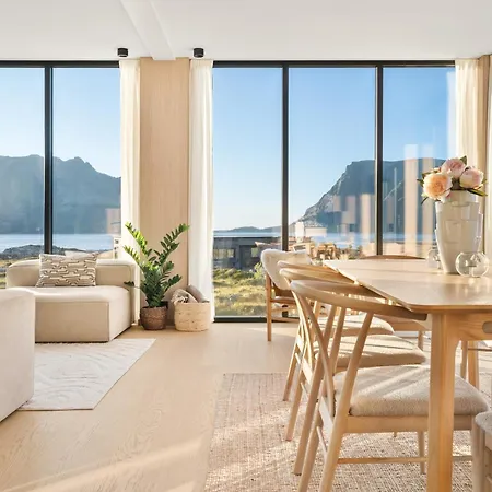 Lofoten Arctic - Sea View, Jacuzzi & Sauna