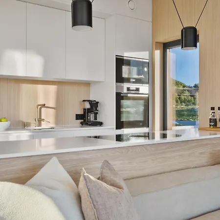 Lofoten Arctic - Sea View, Jacuzzi & Sauna Lyngværet